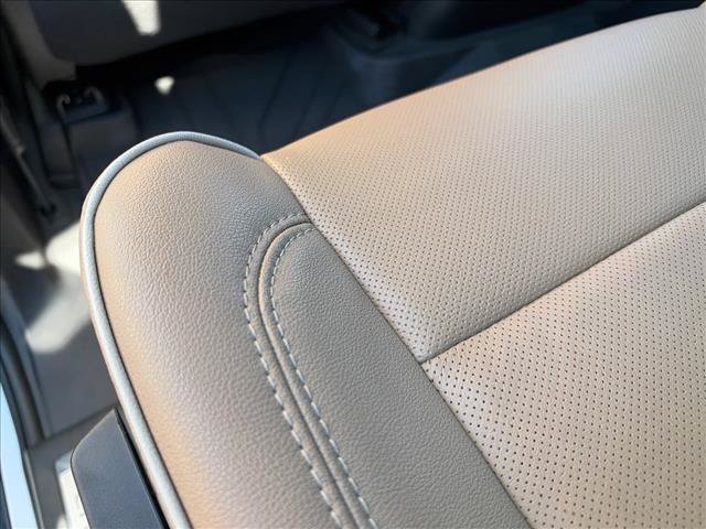 Used 2023 IRIDESCENT PEARL TRICOAT Chevrolet Premier image 20
