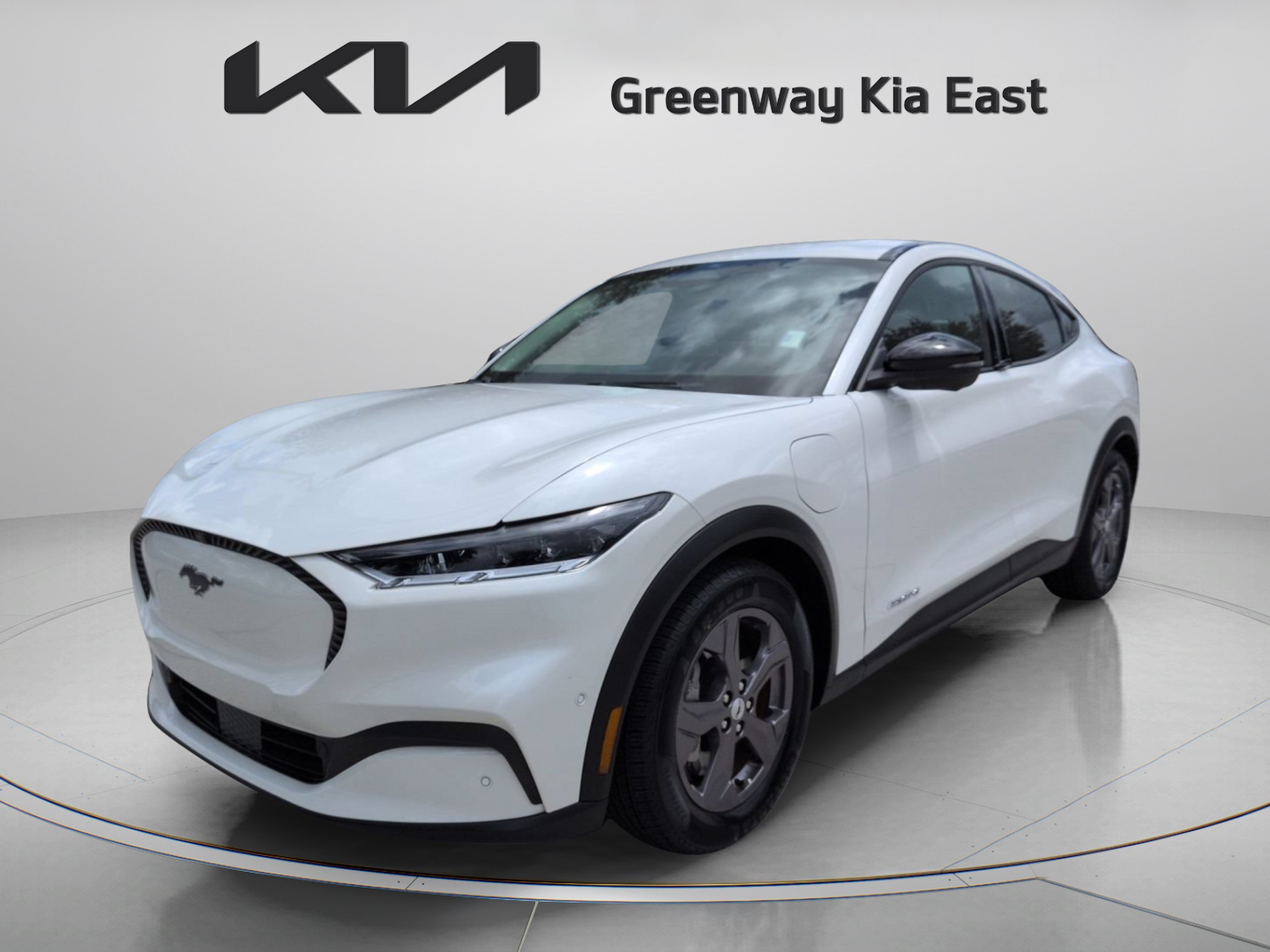 Used 2023 White Metallic Ford Select image 10