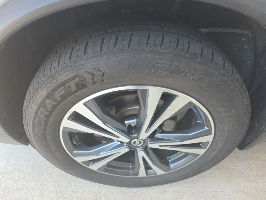 Used 2017 White Nissan SL image 11