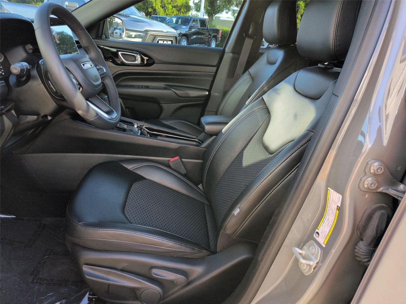 Used 2024 Baltic Gray Metallic Clearcoat Jeep Latitude image 18