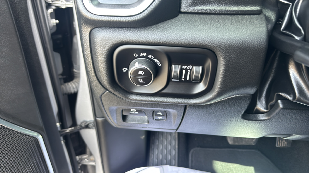 Used 2025 Silver Ram Laramie image 29