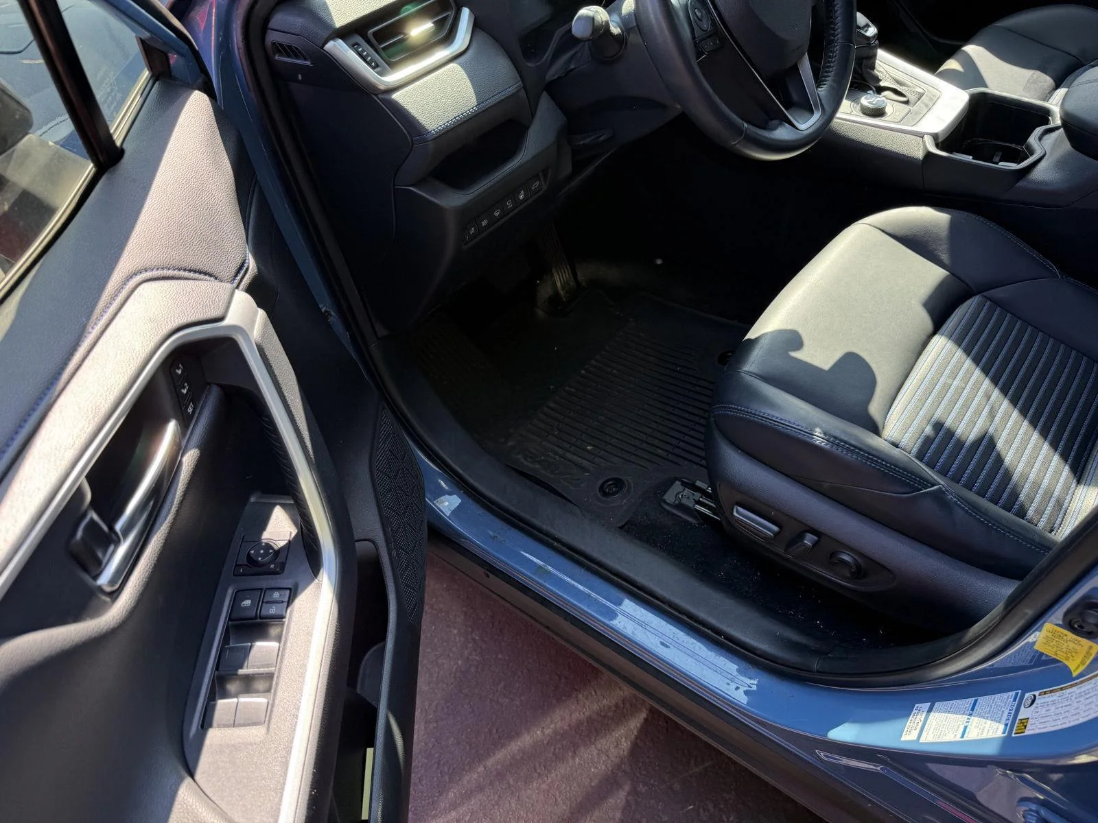 Used 2022  Toyota Hybrid XSE image 5