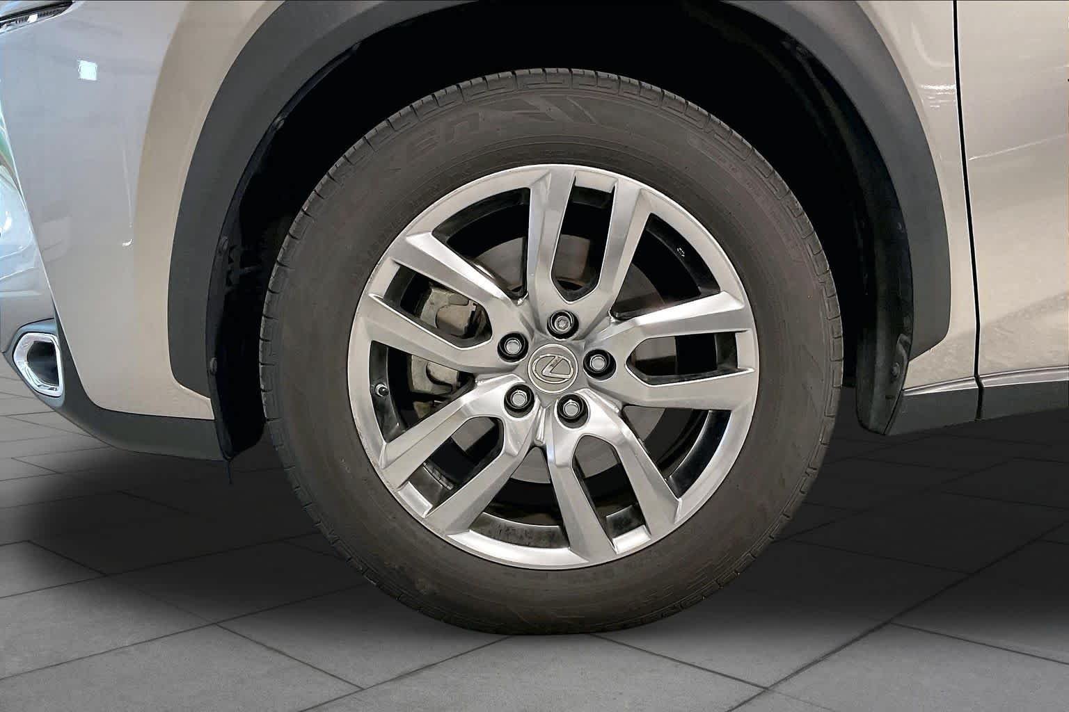 Used 2015 Atomic Silver Lexus  image 10