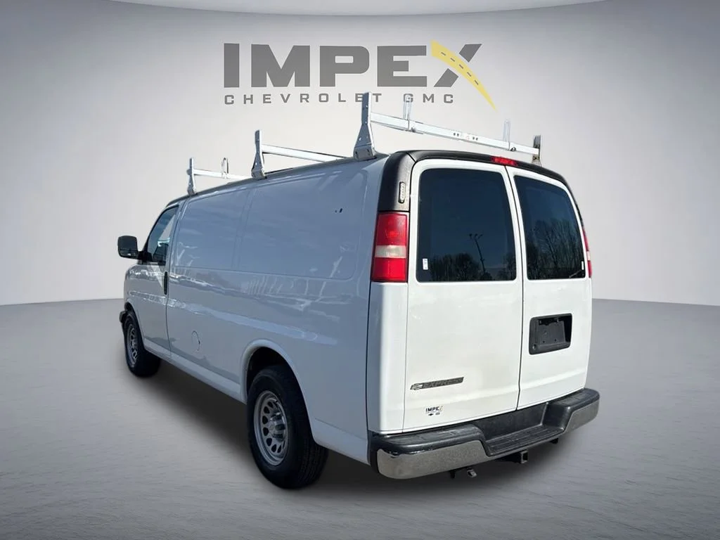 Used 2011 SUMMIT WHITE Chevrolet  image 3