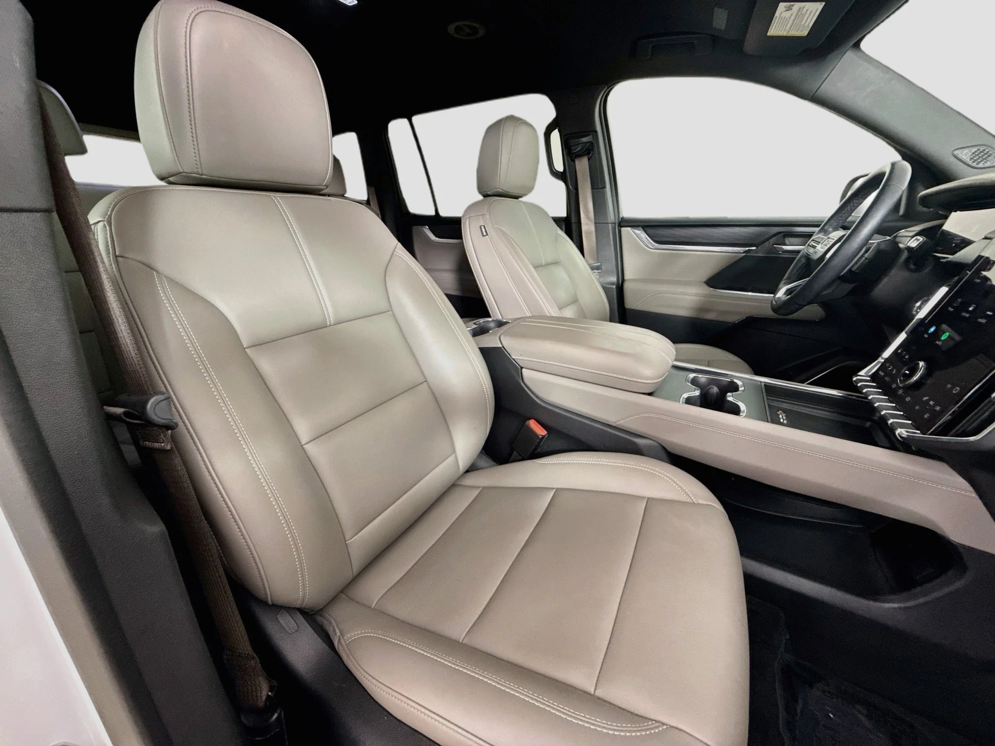 Used 2024 Summit White GMC Elevation image 31