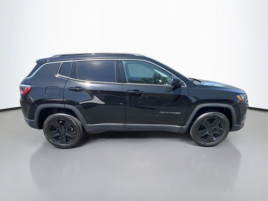 Used 2022 Diamond Black Crystal Pearlcoat Jeep Latitude image 6