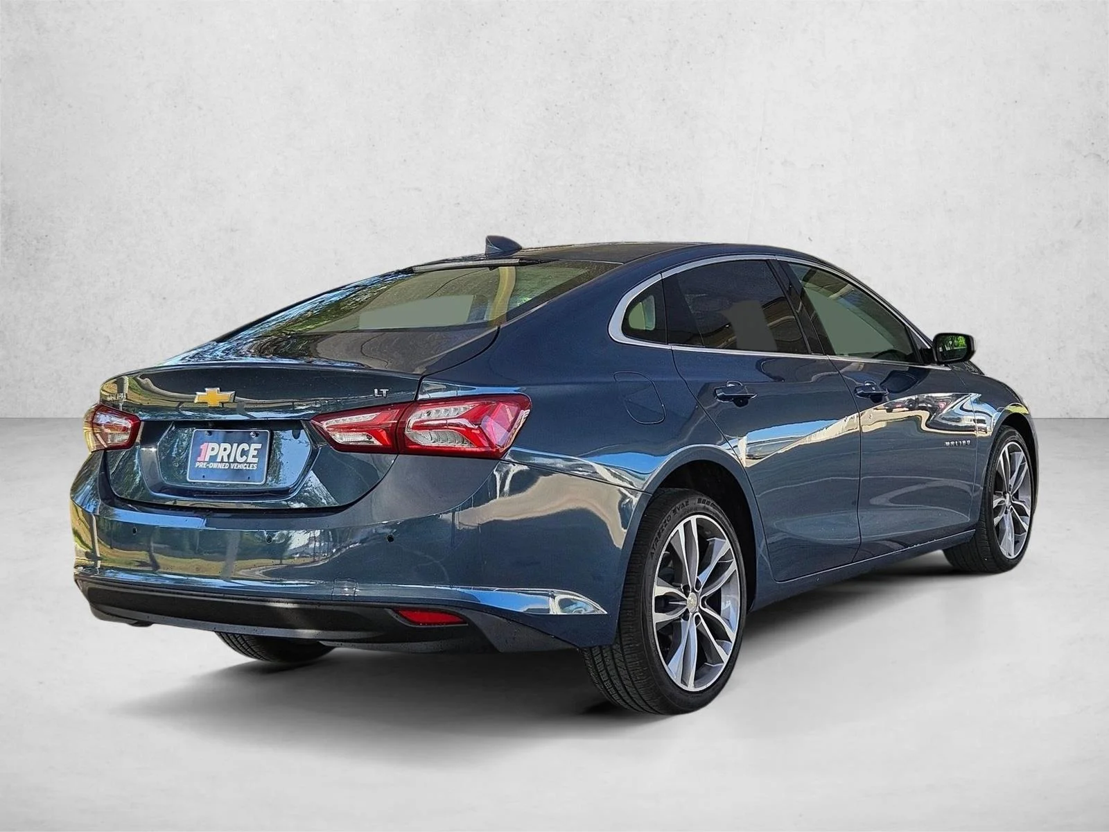 Used 2024 Lakeshore Blue Metallic Chevrolet LT image 5