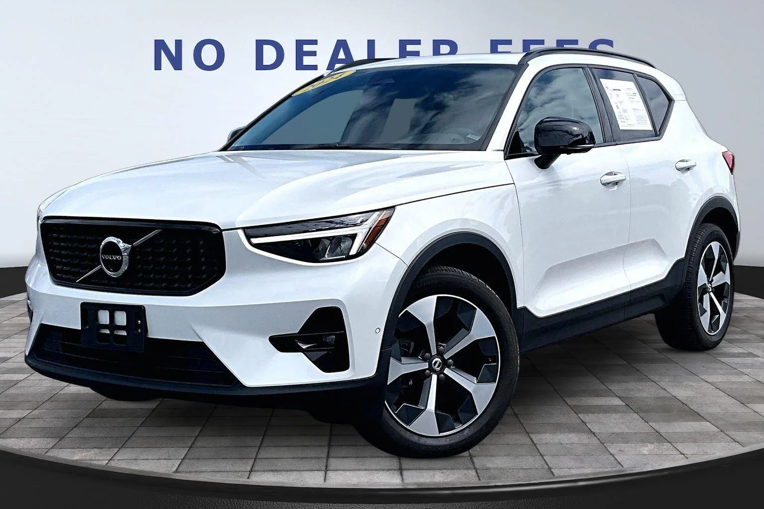 2024 Volvo XC40 B5 Plus Dark AWD's photo
