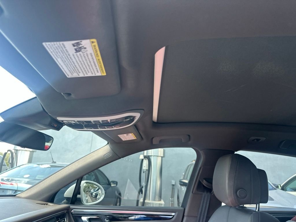 Used 2021  Porsche Base image 17