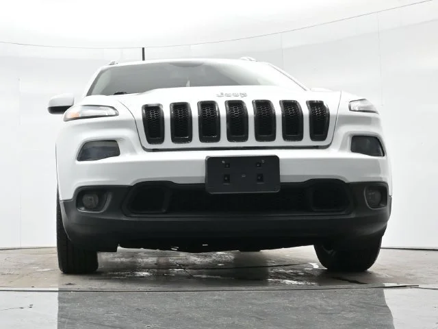 Used 2018 Bright White Clearcoat Jeep Latitude Plus image 25
