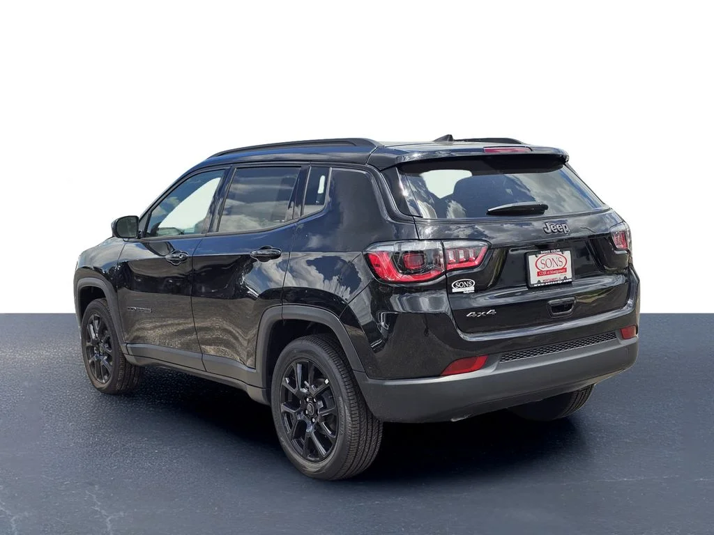 New 2026 Diamond Black Crystal Pearl-Coat Exterior Paint Jeep Latitude image 12