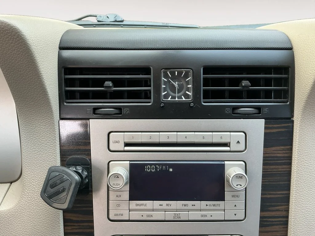 Used 2007 Gray Lincoln Base image 15