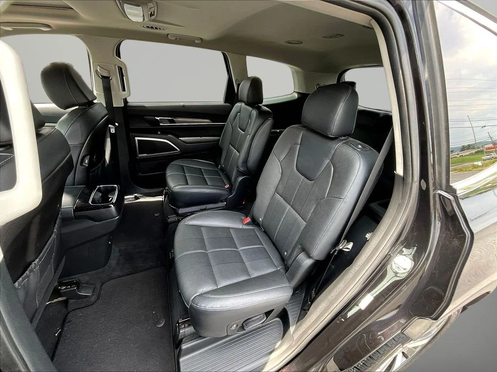 Used 2022 Black Kia EX image 22