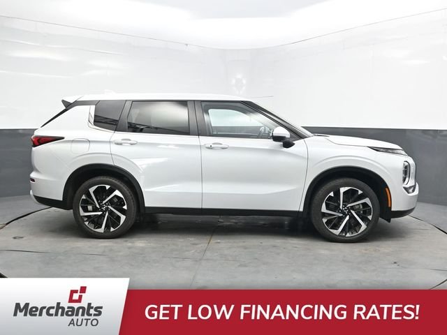 Used 2024 White Mitsubishi SE image 9
