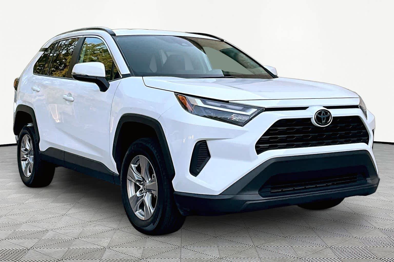 Used 2025 Ice Cap Toyota XLE image 3