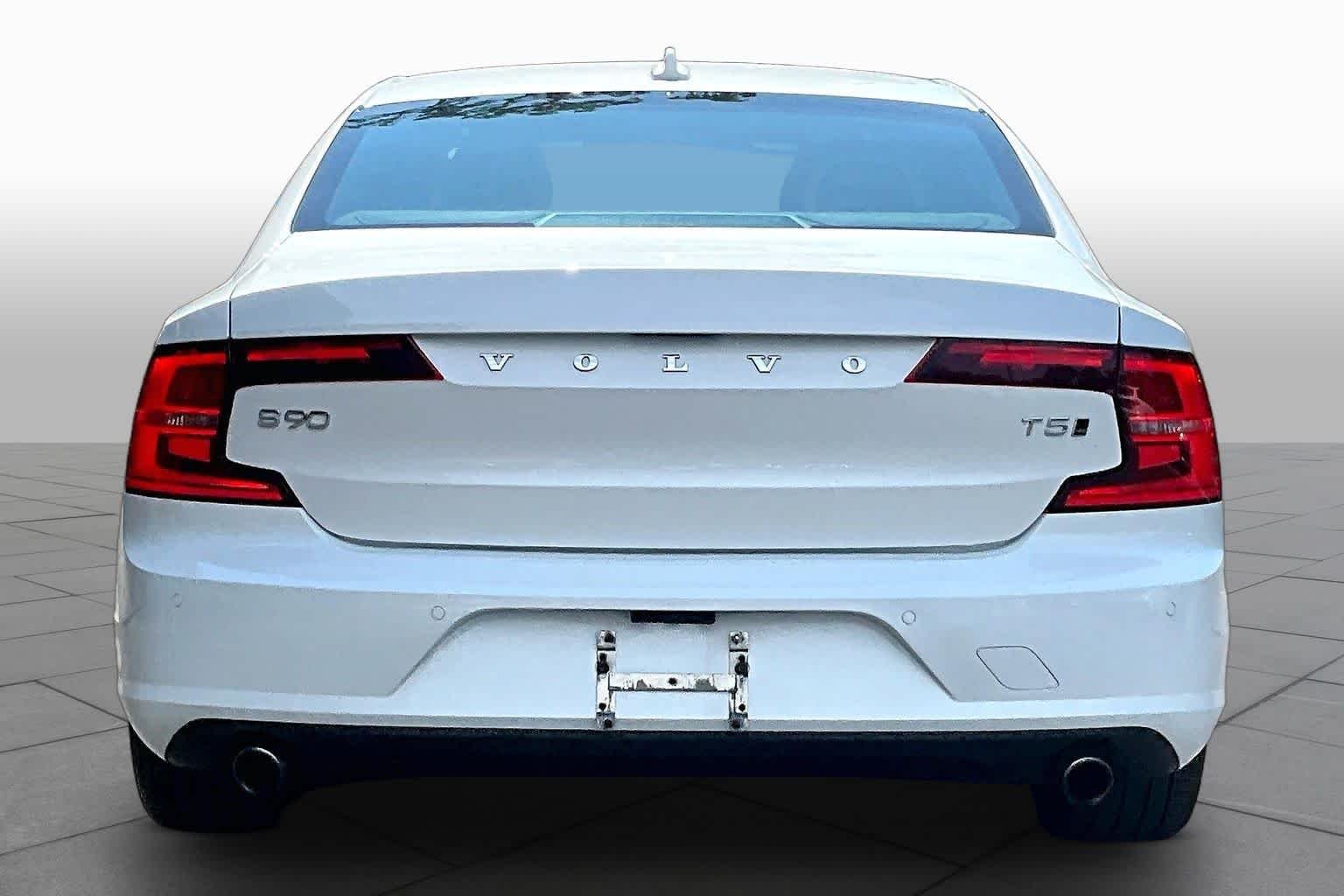 Used 2018 Crystal White Pearl Metallic Volvo Momentum image 5