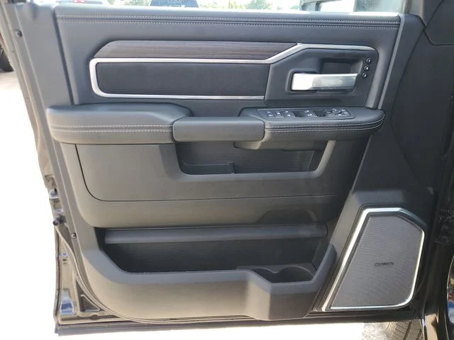 2025 RAM 3500 Laramie - Photo 17
