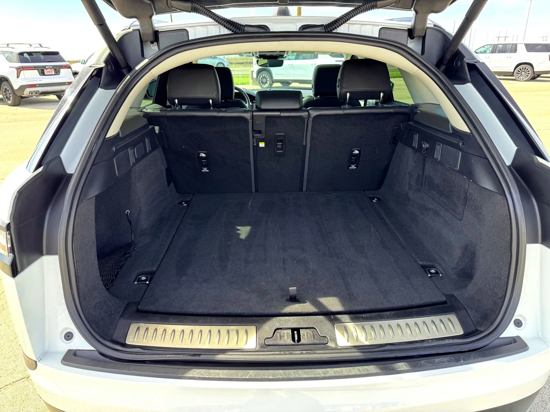 Used 2024  Land Rover S image 8