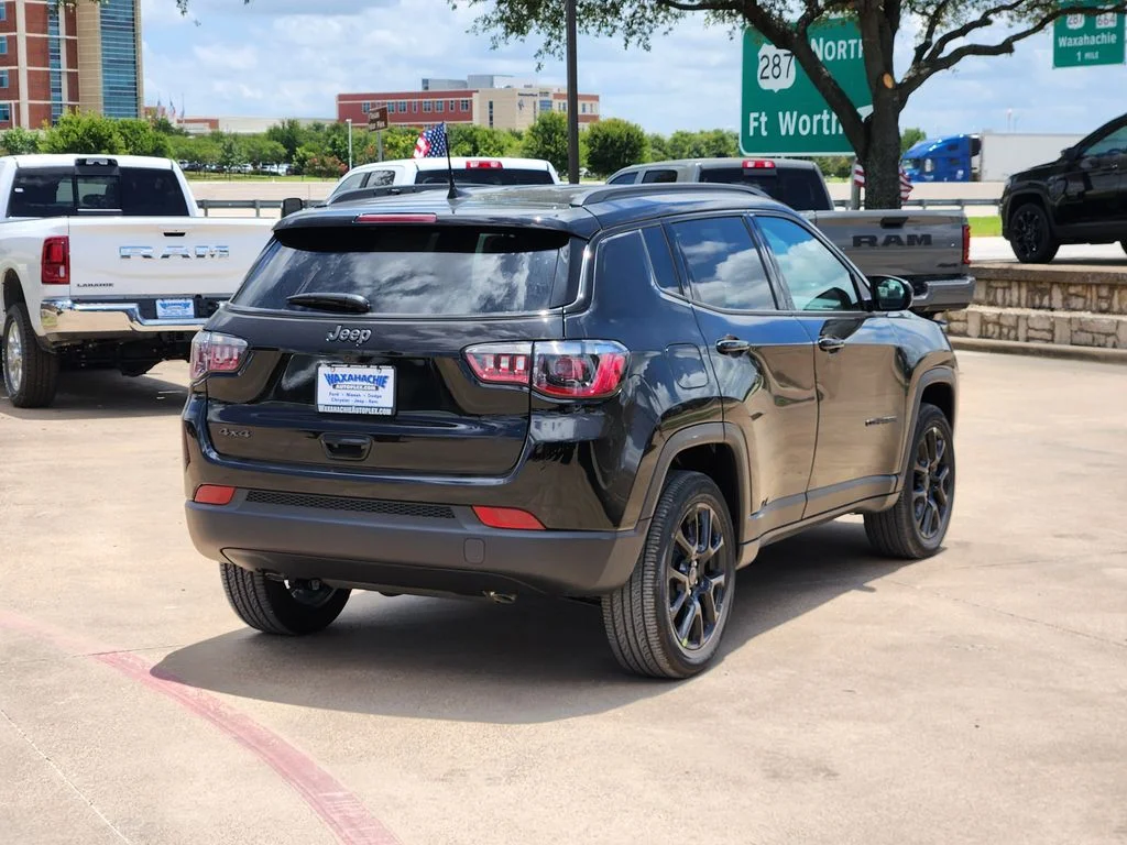New 2026 Diamond Black Crystal Pearlcoat Jeep Latitude image 4