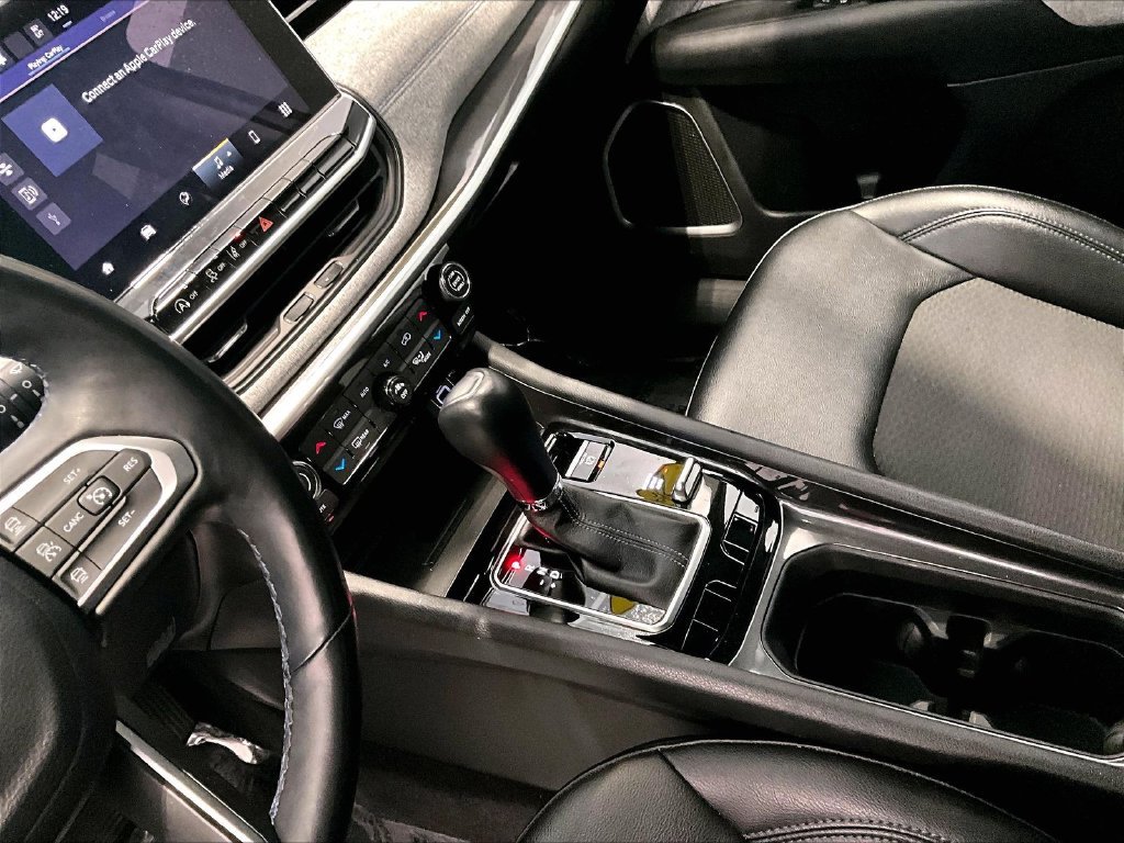 Used 2022 Silver Jeep Latitude image 13