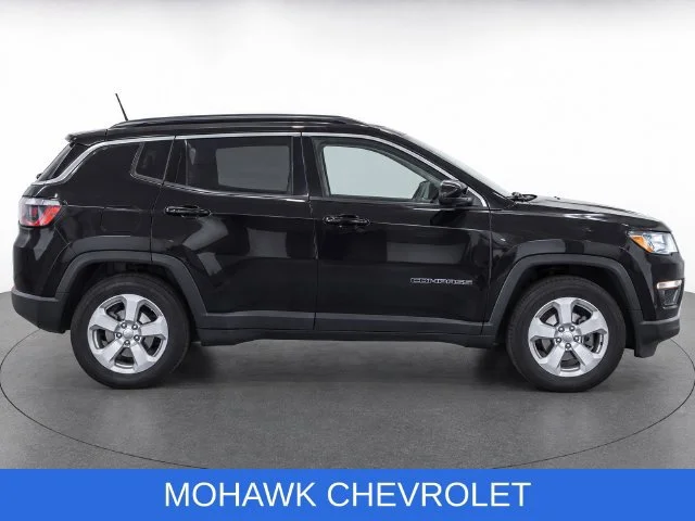 Used 2021  Jeep Latitude image 10