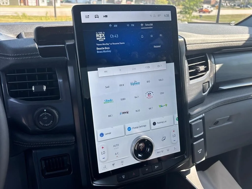 2025 Ford F-150 Lightning Flash - Photo 30