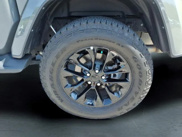 Used 2023 Gray Jeep High Altitude image 13
