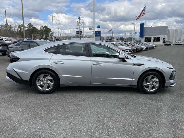 New 2025 Silver Hyundai SE image 8