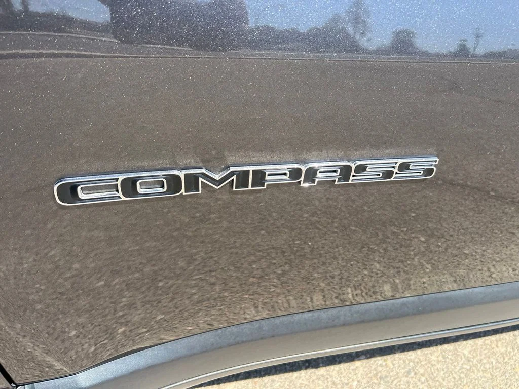 Used 2022 Granite Crystal Clearcoat Metallic Jeep Latitude image 35