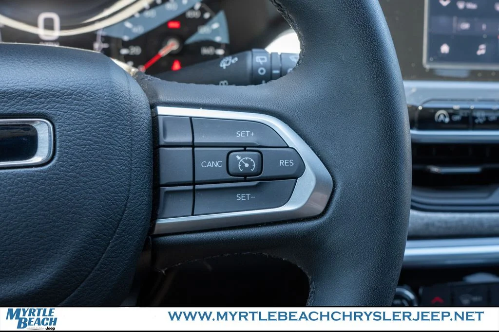 Used 2025 Diamond Black Crystal Pearlcoat Jeep Latitude image 26