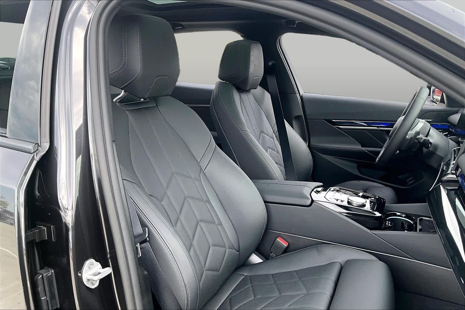 Used 2026 Dark Graphite Metallic BMW 550e xDrive image 8
