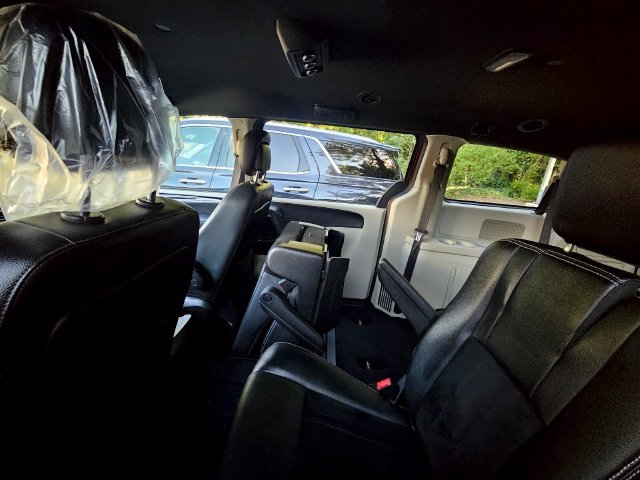 Used 2017 Red Dodge SXT image 7