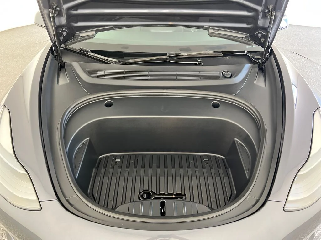 Used 2023  Tesla Base image 23