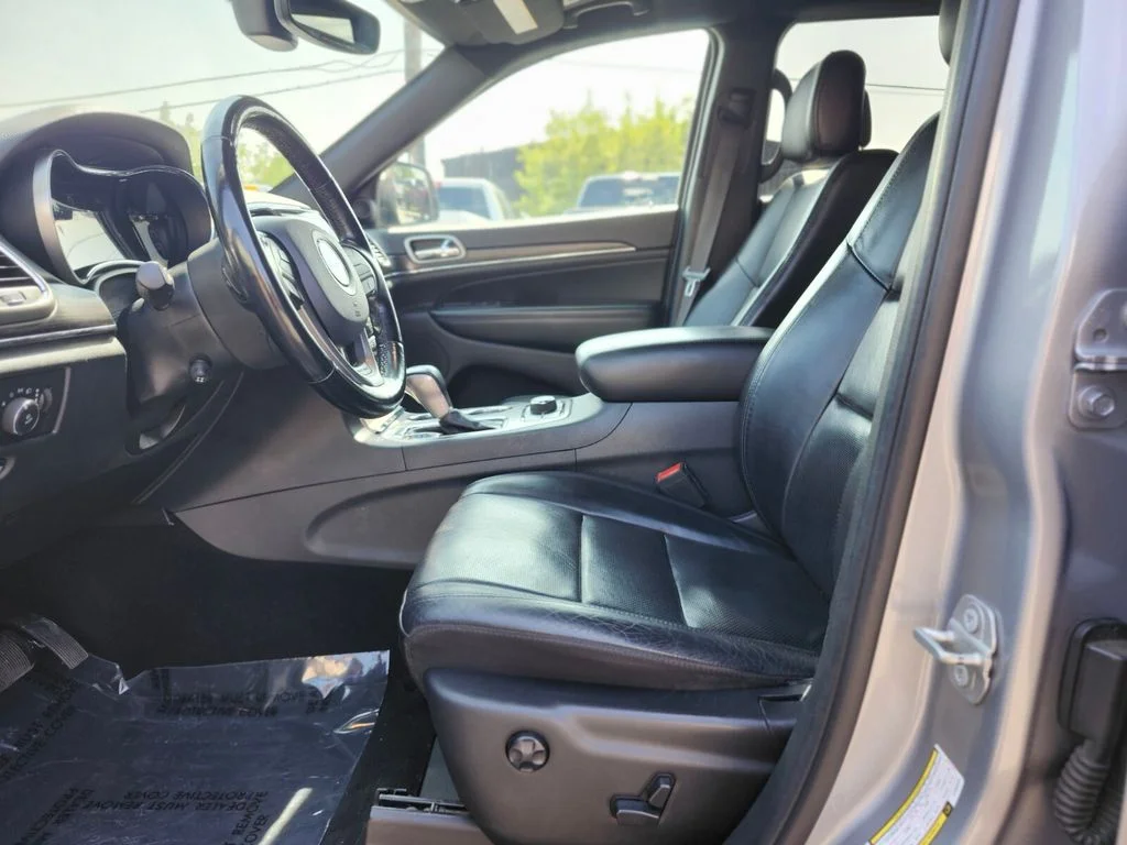Used 2020 Silver Jeep Limited image 18