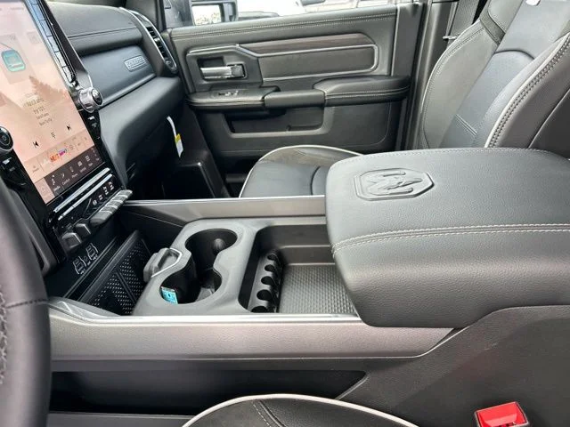 New 2026 Granite Crystal Metallic Clear-Coat Exterior Paint RAM Laramie image 32