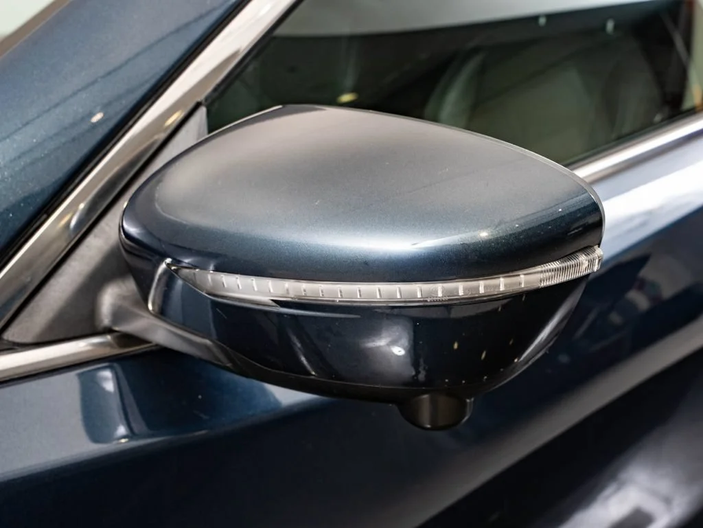 Used 2015 Arctic Blue Metallic Nissan SL image 15