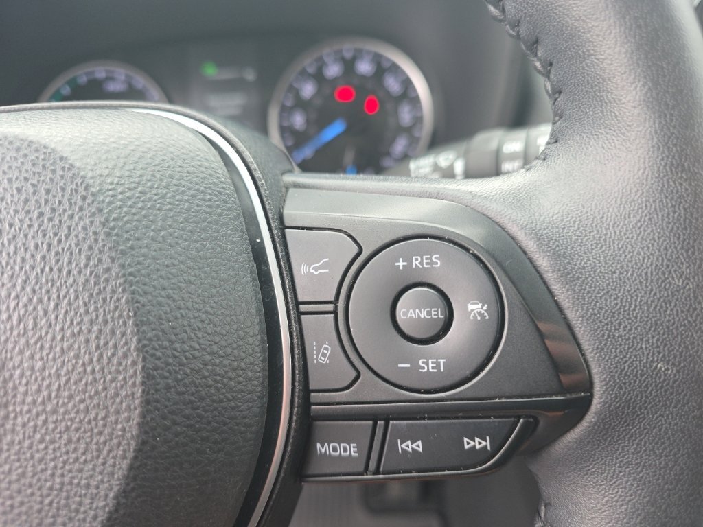 Used 2022  Toyota XLE Premium image 19