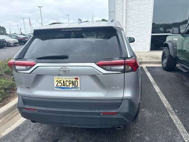 Used 2019 Silver Toyota XLE Premium image 9
