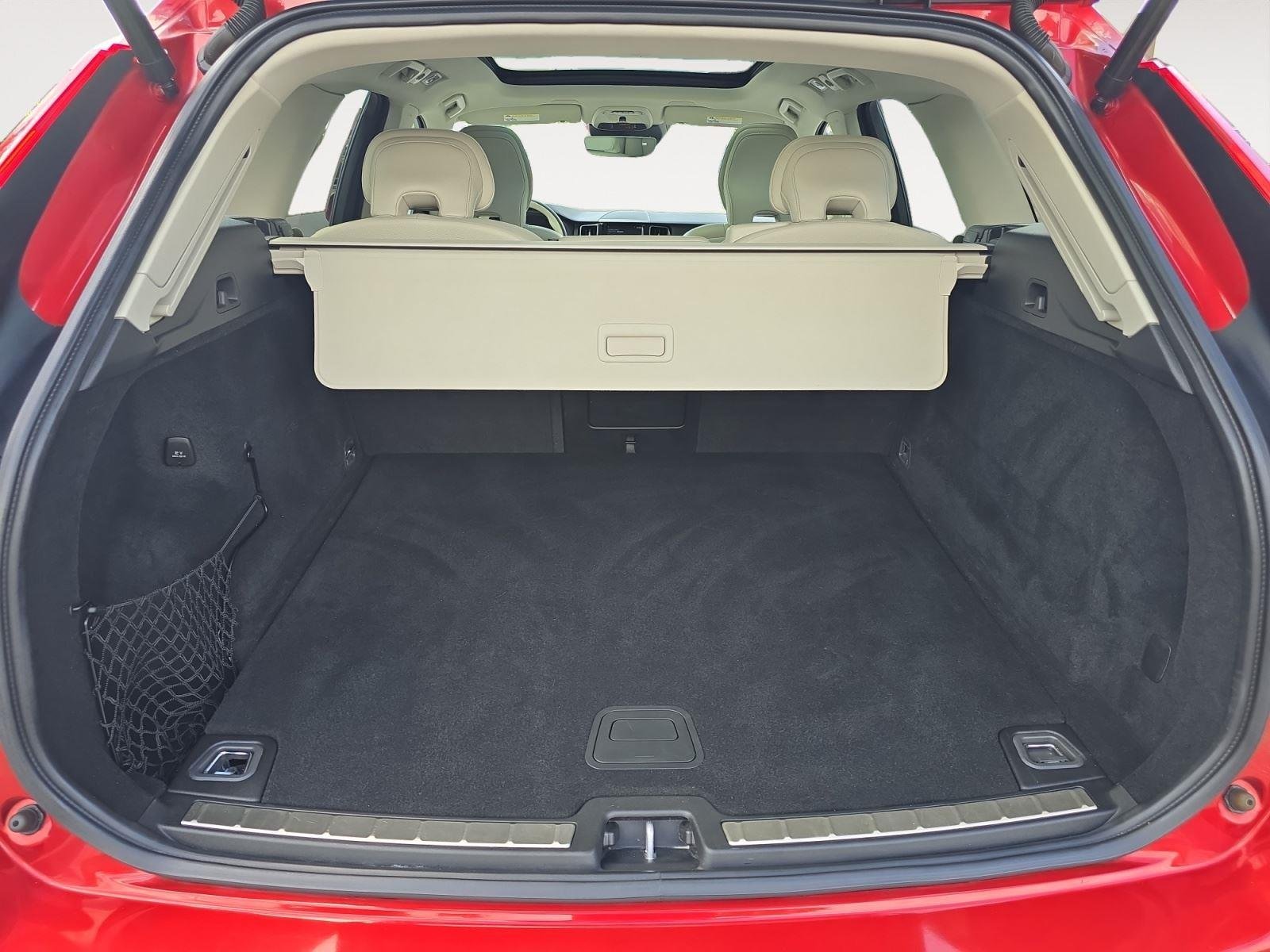 Used 2020 Fusion Red Metallic Volvo Momentum image 14