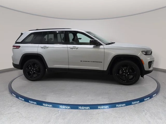 Used 2024 Silver Jeep Altitude X image 5