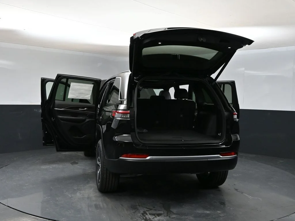 New 2026 Diamond Black Crystal Pearlcoat Jeep Limited image 39