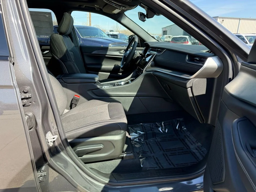 New 2026 Baltic Gray Metallic Clear-Coat Exterior Paint Jeep Laredo image 29