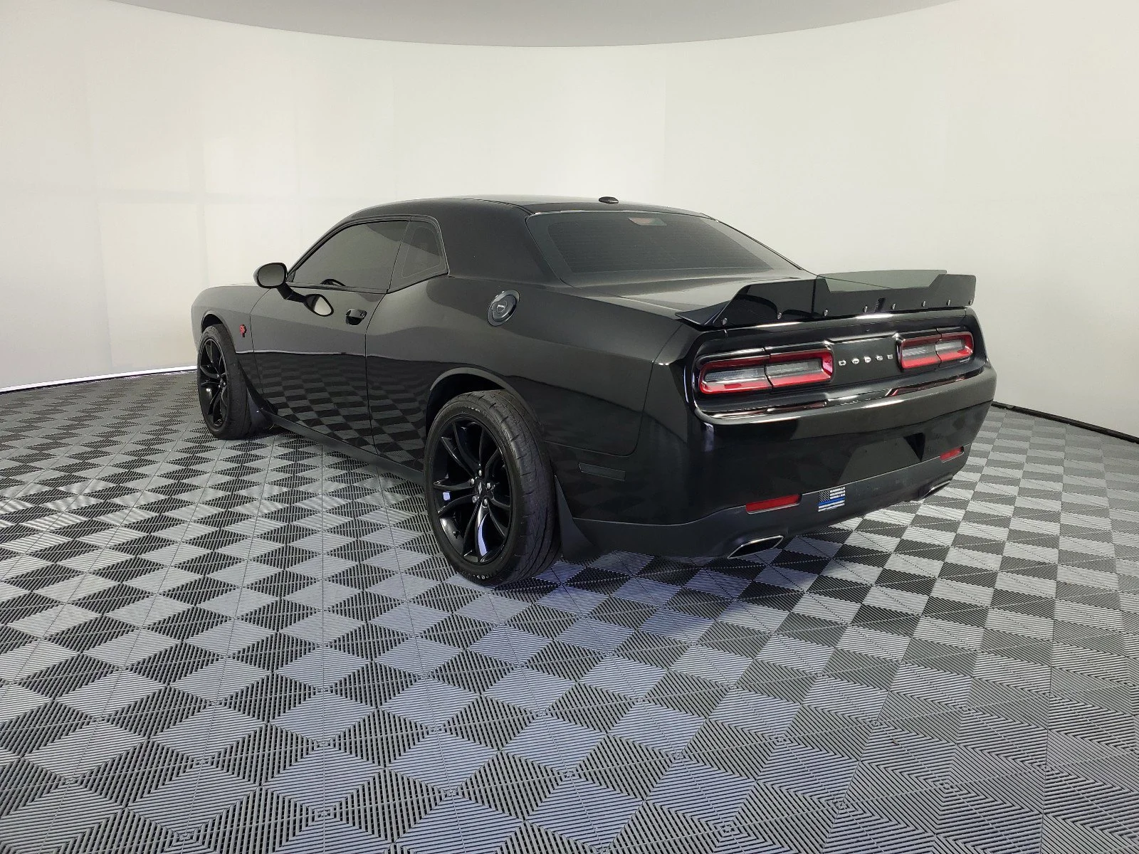 Used 2018 Pitch Black Clearcoat Dodge SXT image 5