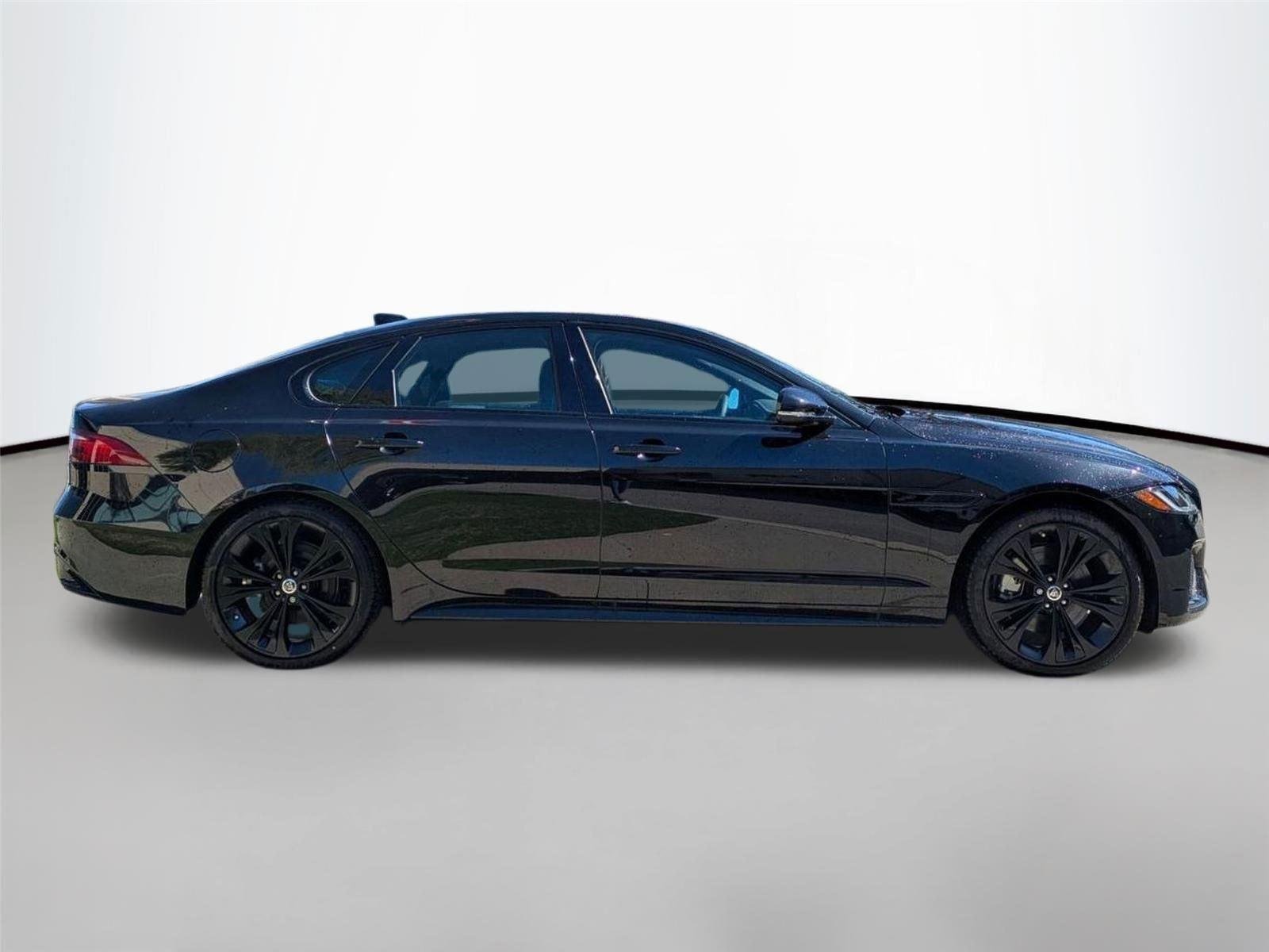 Used 2024 Santorini Black Metallic Jaguar R-Dynamic SE image 4