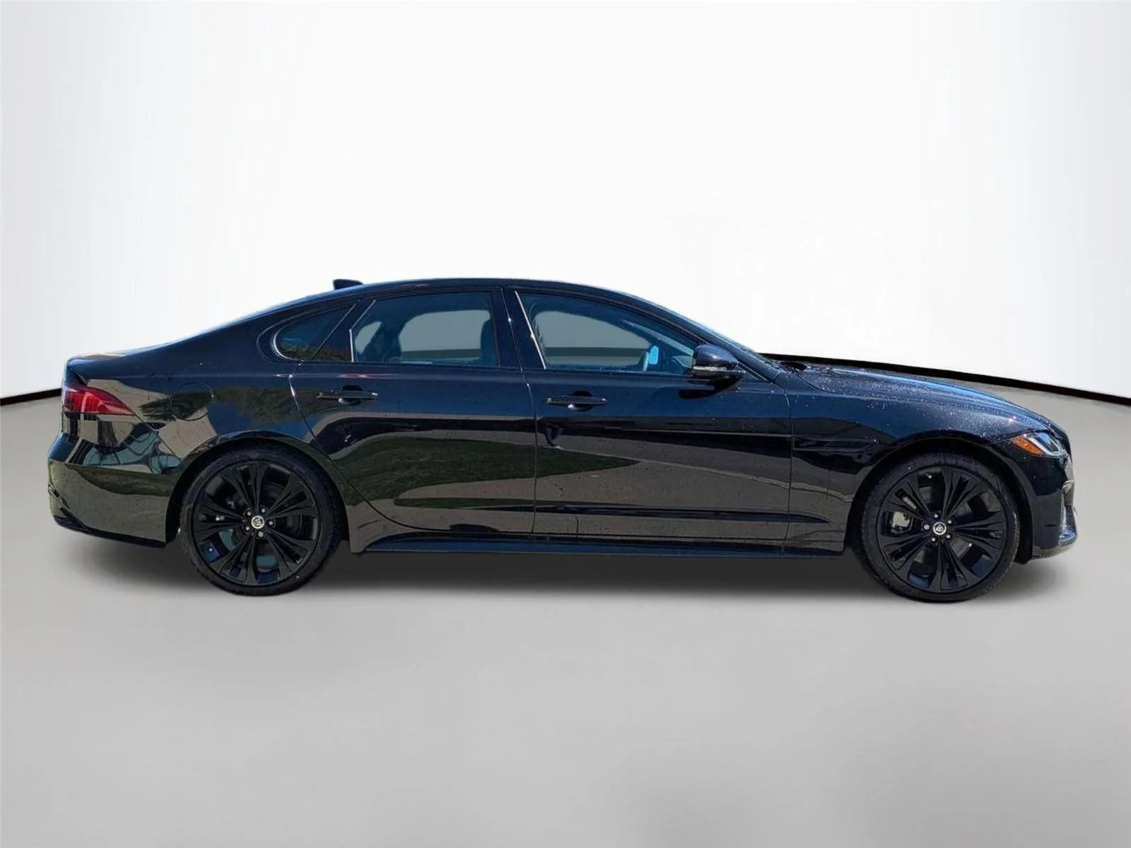 Used 2024 Santorini Black Metallic Jaguar R-Dynamic SE image 4
