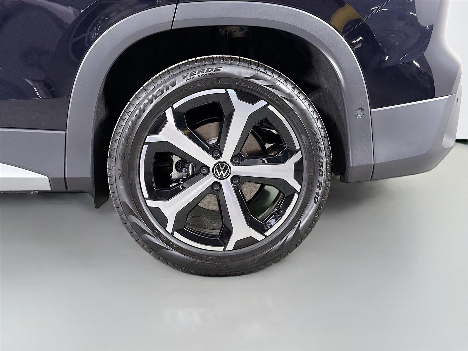 New 2026 Deep Black Pearl Volkswagen SE image 28