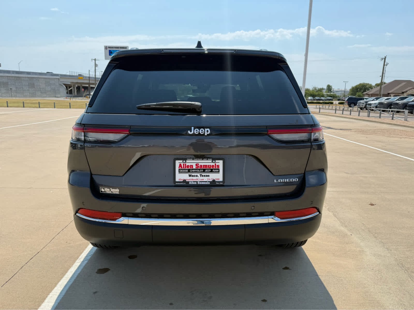 New 2026 Baltic Gray Metallic Clear-Coat Exterior Paint Jeep Laredo image 7