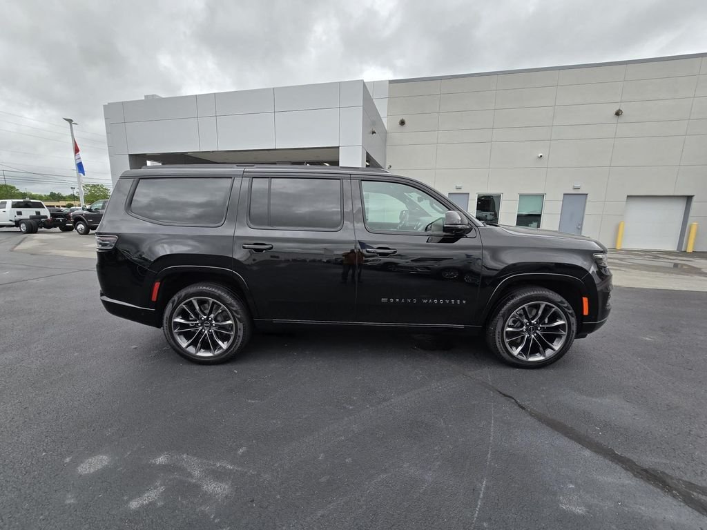 Used 2024 Diamond Black Crystal Pearlcoat Jeep Series III Obsidian image 8