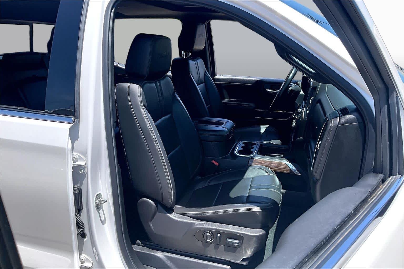 Used 2022 Iridescent Pearl Tricoat Chevrolet High Country image 9