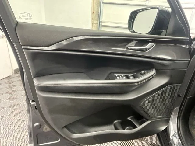 Used 2023 Gray Jeep Altitude image 15